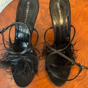 ❤️ BCBG Chic Black Feathered Women's Sandals
